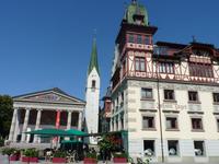 Dornbirner Marktplatz mit der Stadtpfarrkirche und dem Lugerhaus 