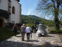 Eine Glocke, die in vielen Sprachen Frieden anmahnt.