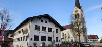 Gemeindeamt und Kirche Riezlern