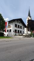 Gemeindeamt und Kirche in Riezlern