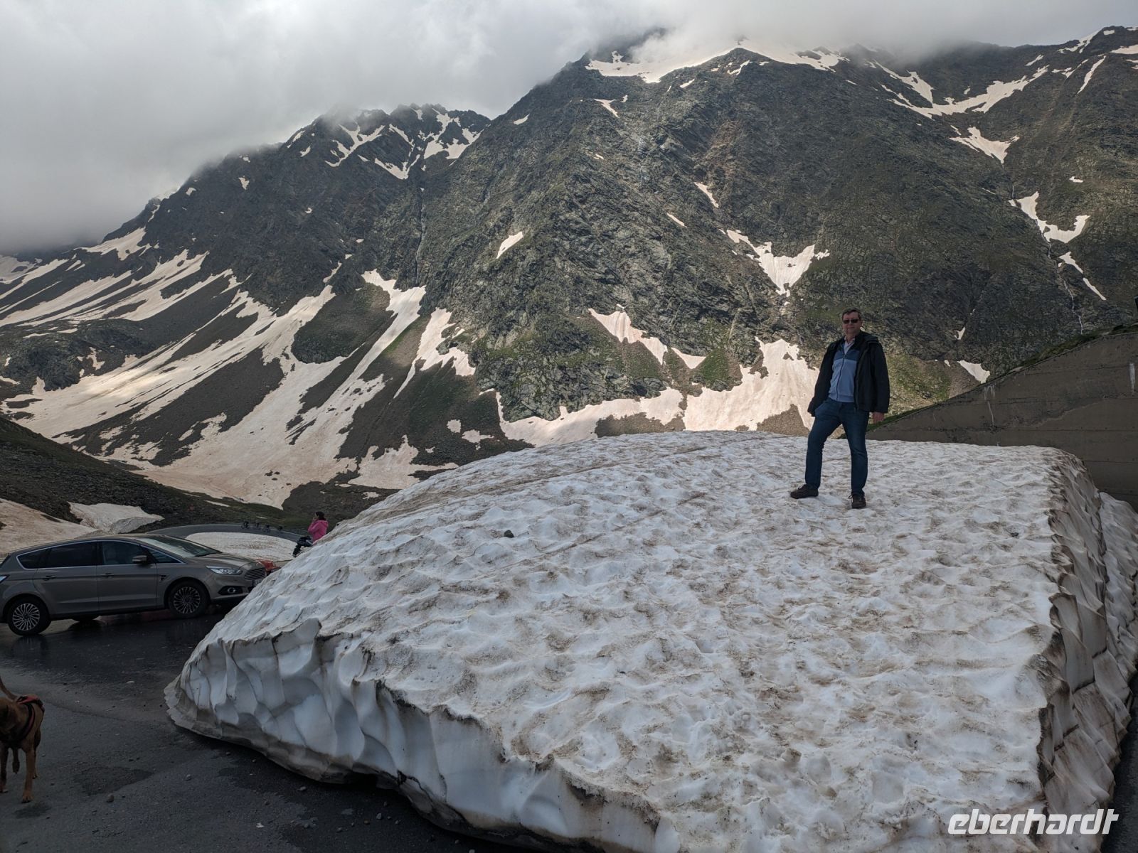 Gletscherreste mit Reiseleiter