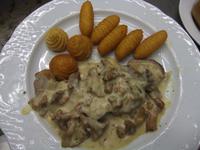 Nach einer Gemüsebrühe gibt es Schweinefilet mit Schwammerln