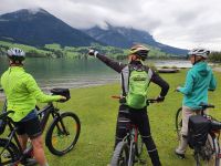Radguide Roman erklärt die Berggipfel um den Walchsee