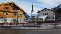 Szene aus Pertisau mit der Stadtpfarrkirche