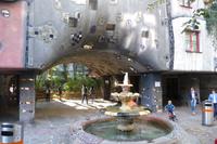 Torbogen mit Brunnen beim Hundertwasser Haus