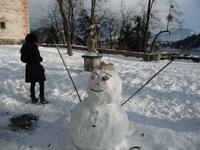Und vor der Kirche zwinkert uns der Schneemann zu.
