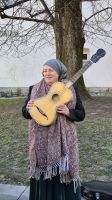 Unsere Stadtführerin mit der Stille Nacht Gitarre