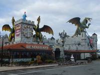 Unsere letzte Rast bei der Anreise machen wir bei diesen Drachen