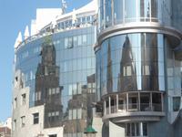 Wien  -  Spiegelbild des Stephansdomes im 