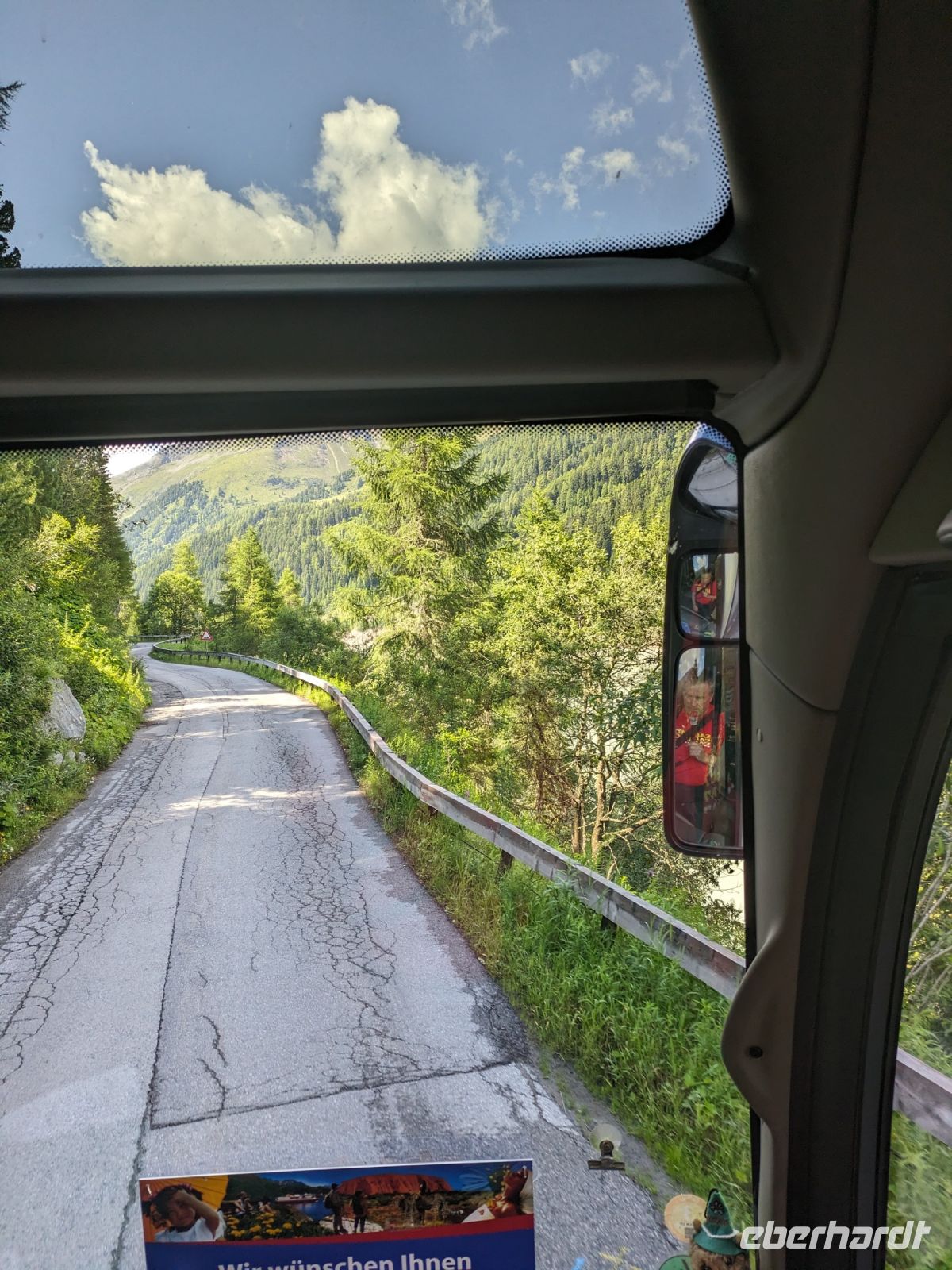 enge Straße mit Leitplanken aus Holz