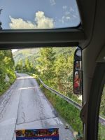 enge Straße mit Leitplanken aus Holz