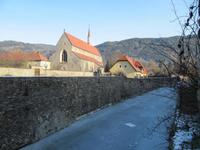 entlang des Wassergrabens