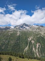 grüne Hänge und weiße Gipfel