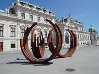 moderne Kunst vor dem Schloß
