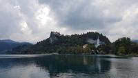Bleder See mit Burg und Martinskirche