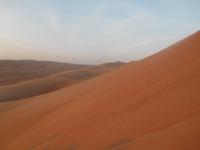 Sonnenuntergang auf der Düne oberhalb des Safari-Wüstencamps