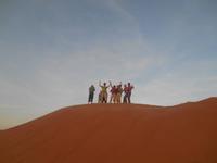 Sonnenuntergang auf der Düne oberhalb des Safari-Wüstencamps