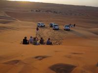 Sonnenuntergang auf der Düne oberhalb des Safari-Wüstencamps