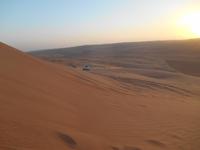 Sonnenuntergang auf der Düne oberhalb des Safari-Wüstencamps
