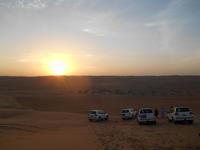 Sonnenuntergang auf der Düne oberhalb des Safari-Wüstencamps
