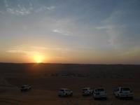 Sonnenuntergang auf der Düne oberhalb des Safari-Wüstencamps