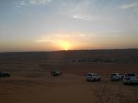 Sonnenuntergang auf der Düne oberhalb des Safari-Wüstencamps
