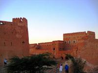 Altes Fort der Al-Hamoda-Shaiks in der Oasenstadt Bani Bu Ali