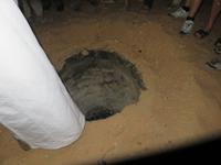 in der Wüste Wahiba Sands - Safari Desert Camp - Demontration des Erdofens