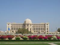 Muscat - Große Sultan Qaboos Moschee - Blick zum neuen Gerichtsgebäude