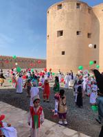 Jabrin - Festung, Schulklasse am Nationalfeiertag