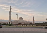 Grand Sultan Qaboos Moschee auf dem Weg zum Flughafen