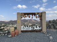 Fotostopp auf einem Hügel mit Blick auf Bahla 