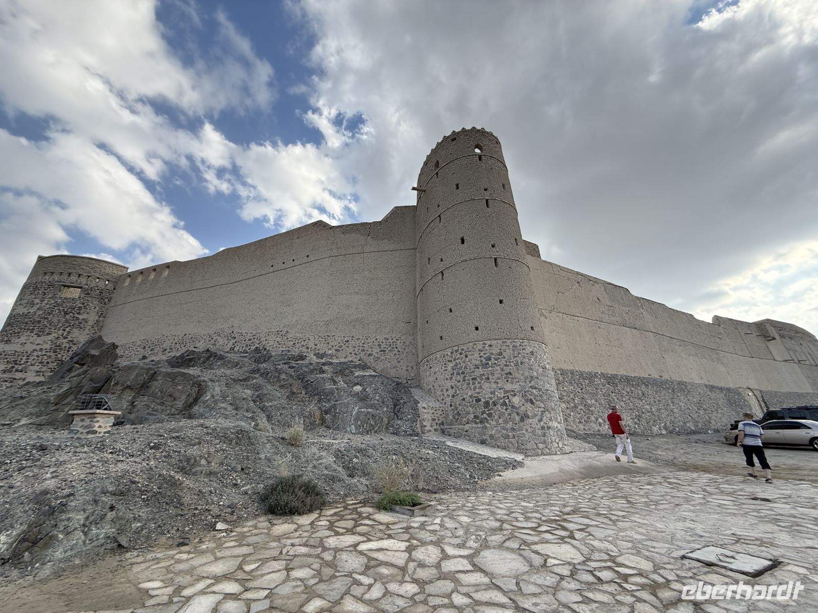 Rundgang entlang der Festung von Bahla 