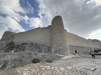 Rundgang entlang der Festung von Bahla 