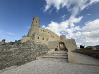 Rundgang entlang der Festung von Bahla 