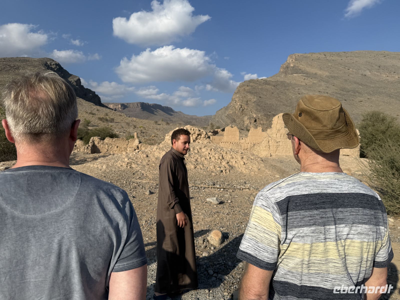 Fotostopp an einem alten Lehmdorf 