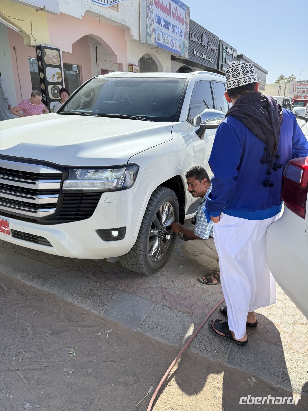 Nach der Wüstentour wird nun wieder Luft in die Reifen gelassen