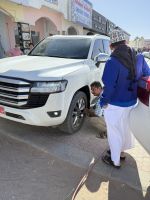 Nach der Wüstentour wird nun wieder Luft in die Reifen gelassen