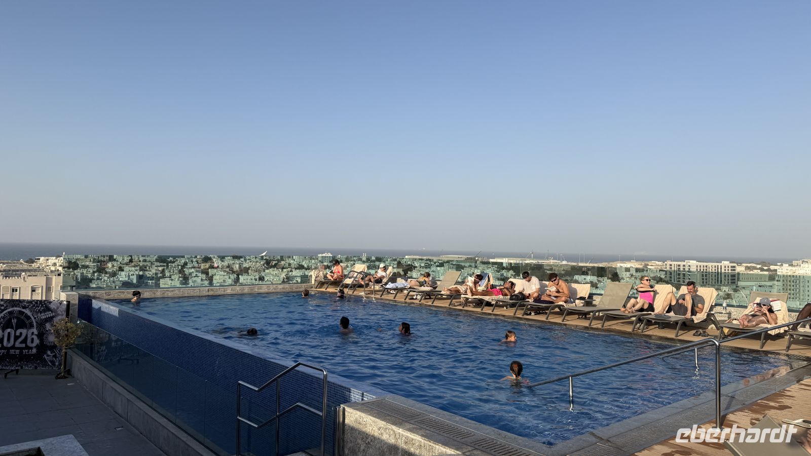 Zurück in Muskat - Baden im Pool auf dem Hoteldach