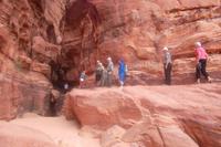 sie klettern rum im Wadi Rum