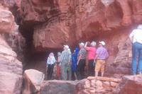 sie klettern rum im Wadi Rum