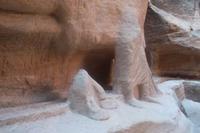 antike Statuenreste im Siq von Petra
