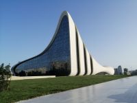 Spaziergang am Haydar Aliyev Zentrum, Baku