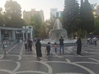 Spaziergang am Abend durch Baku