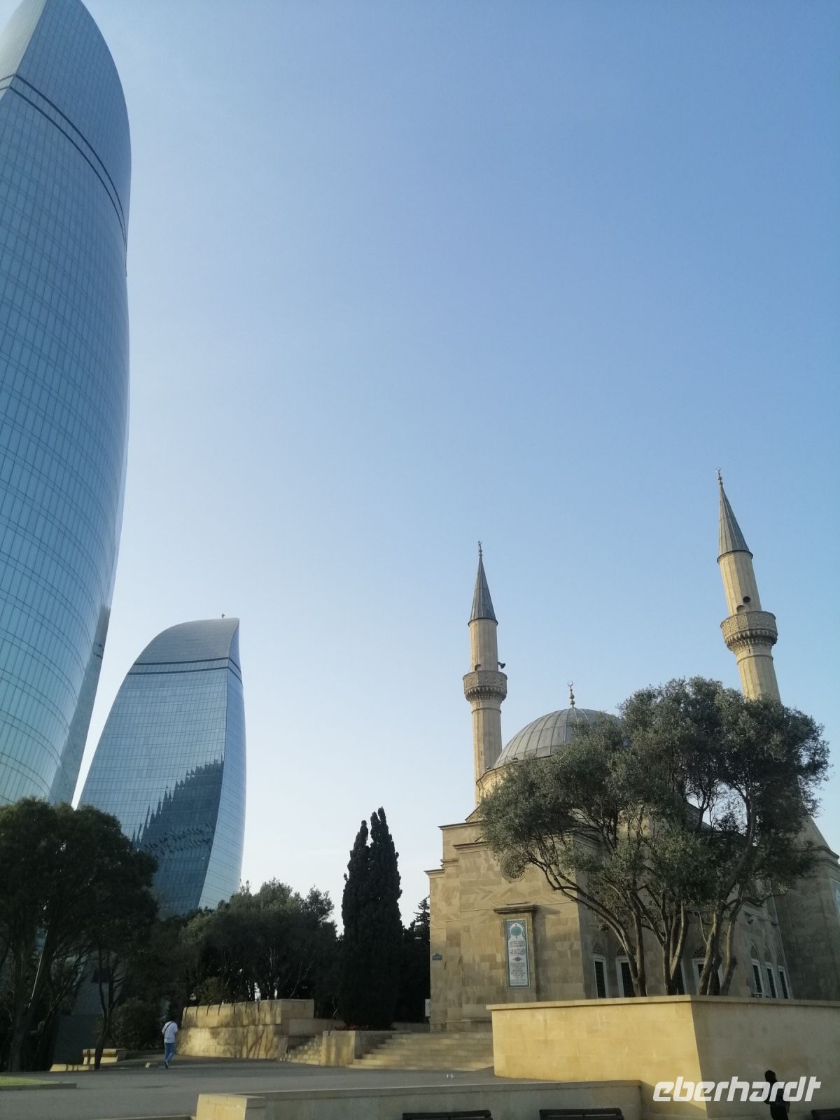 Flame Towers und die Moschee der Märtyrer oder Türkische Moschee, Baku