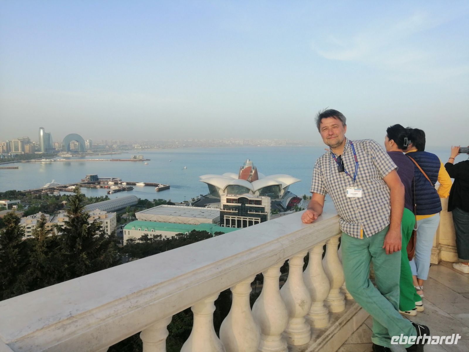 Aussichtsplattform mit weitem Stadt- und Meerblick, Baku