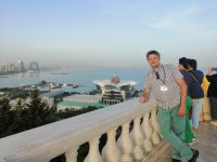 Aussichtsplattform mit weitem Stadt- und Meerblick, Baku