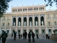 Spaziergang durch die Altstadt von Baku am Abend
