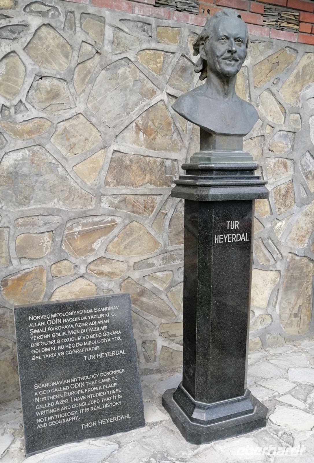 Das Denkmal von Thor Heyerdahl (1914-2012) im Dorf Kish, Aserbaidschan
