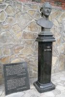 Das Denkmal von Thor Heyerdahl (1914-2012) im Dorf Kish, Aserbaidschan